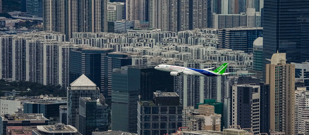 C919飛機飛躍香港維多利亞港_副本.jpg