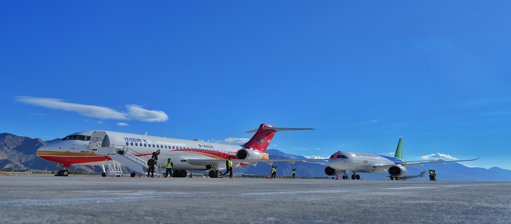 ARJ21和C919飛機首次雙機編隊飛行表演_副本.jpg