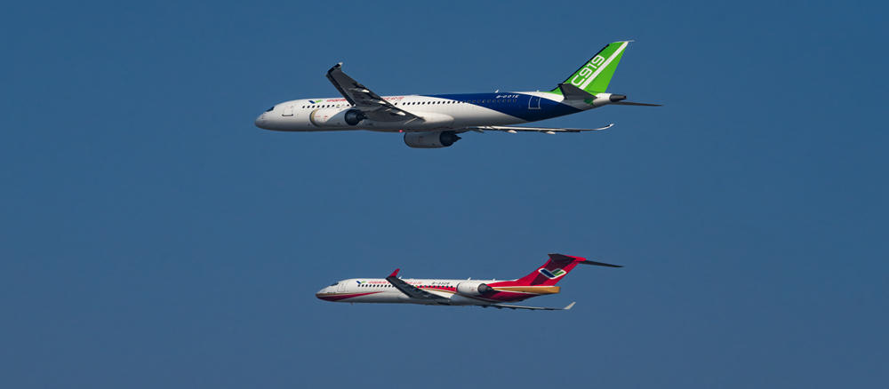 C919飛機首次飛抵拉薩，與正在進行演示飛行的ARJ21飛機相聚在“世界屋脊”青藏高原_副本.jpg